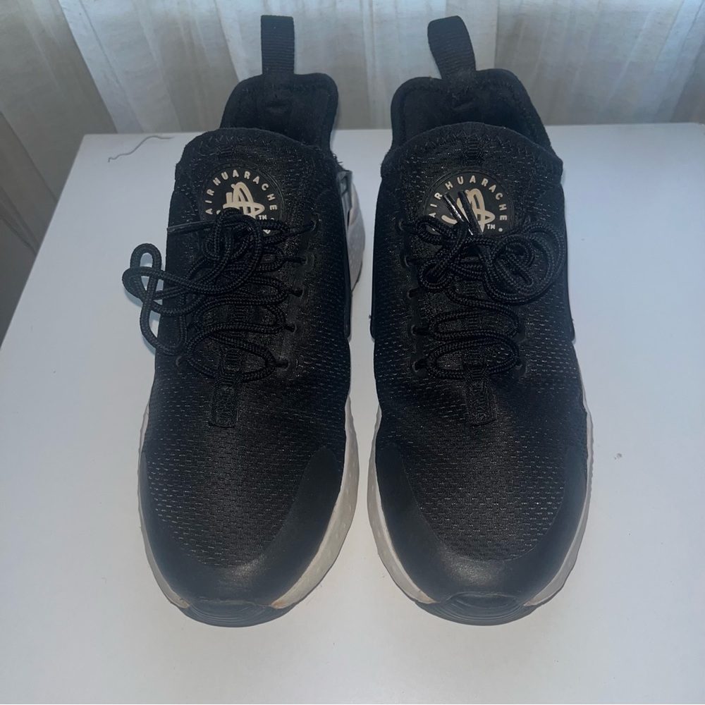 Nike Air Huarache Women's Black Athletic Sneakers Size 7